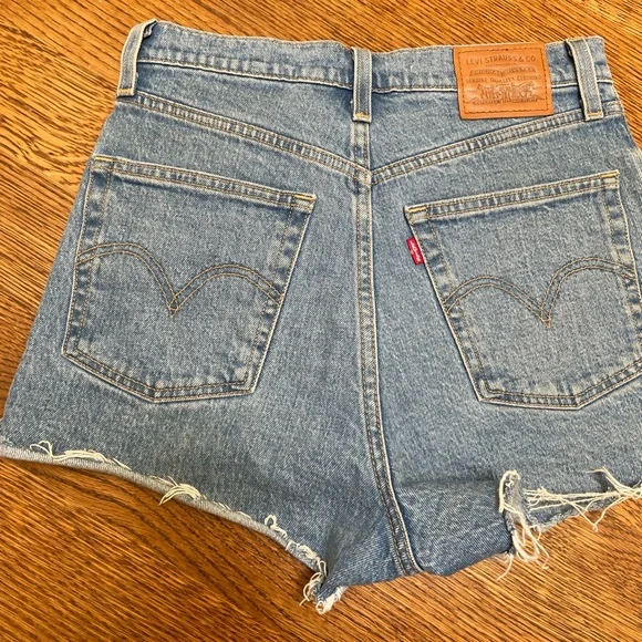 Levi’s Ribcage Denim Shorts - Picture 7 of 8